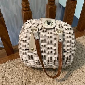 So cute! Vintage white wicker handbag